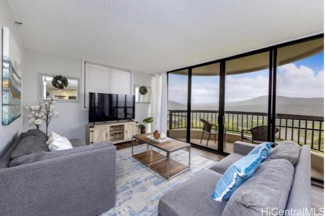 3050 Ala Poha Place 17W, Honolulu, HI 96818