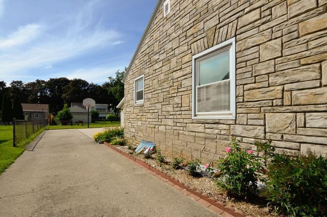 833 N BUCHANAN STREET, Green Bay, WI 54303