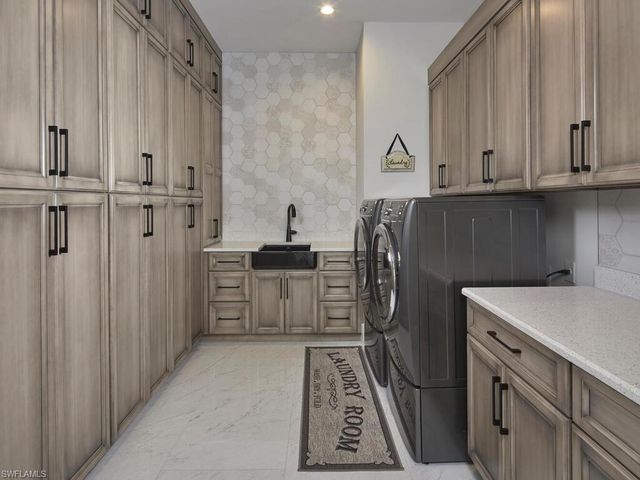 999 Spruce CT, Marco Island, FL 34145