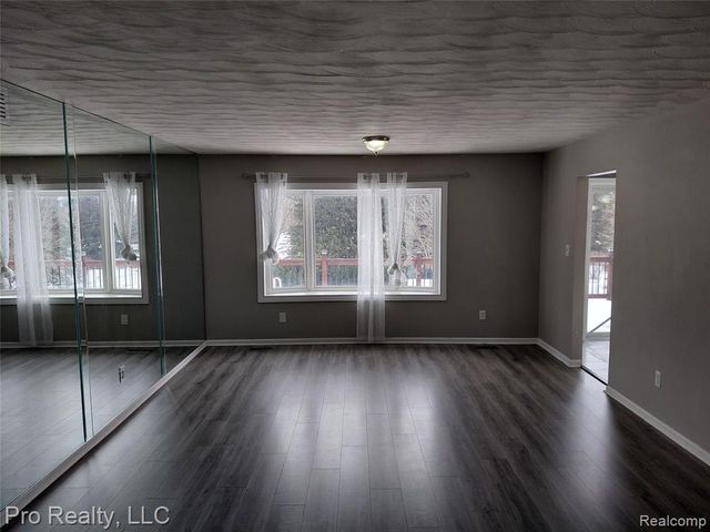8445 Crestshire Drive, Ypsilanti, MI 48197