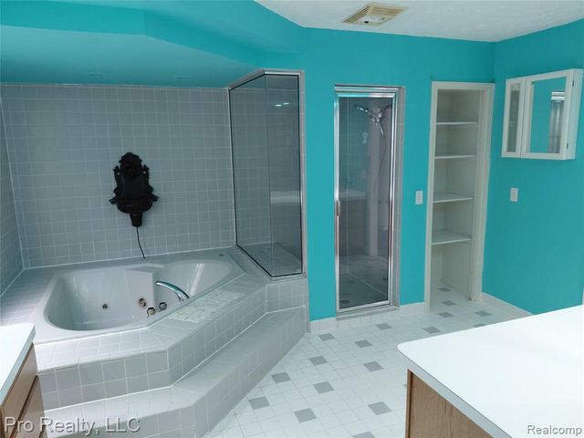 8445 Crestshire Drive, Ypsilanti, MI 48197