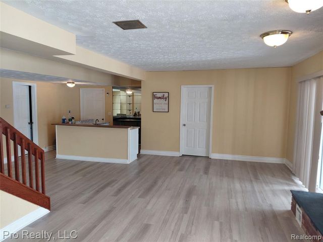 8445 Crestshire Drive, Ypsilanti, MI 48197