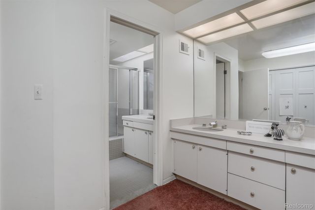 7273 Creeks Bend Court, West Bloomfield Charter Township, MI 48322