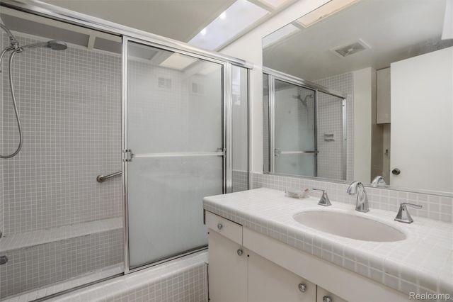 7273 Creeks Bend Court, West Bloomfield Charter Township, MI 48322