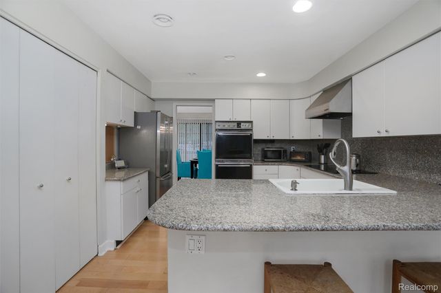 7273 Creeks Bend Court, West Bloomfield Charter Township, MI 48322