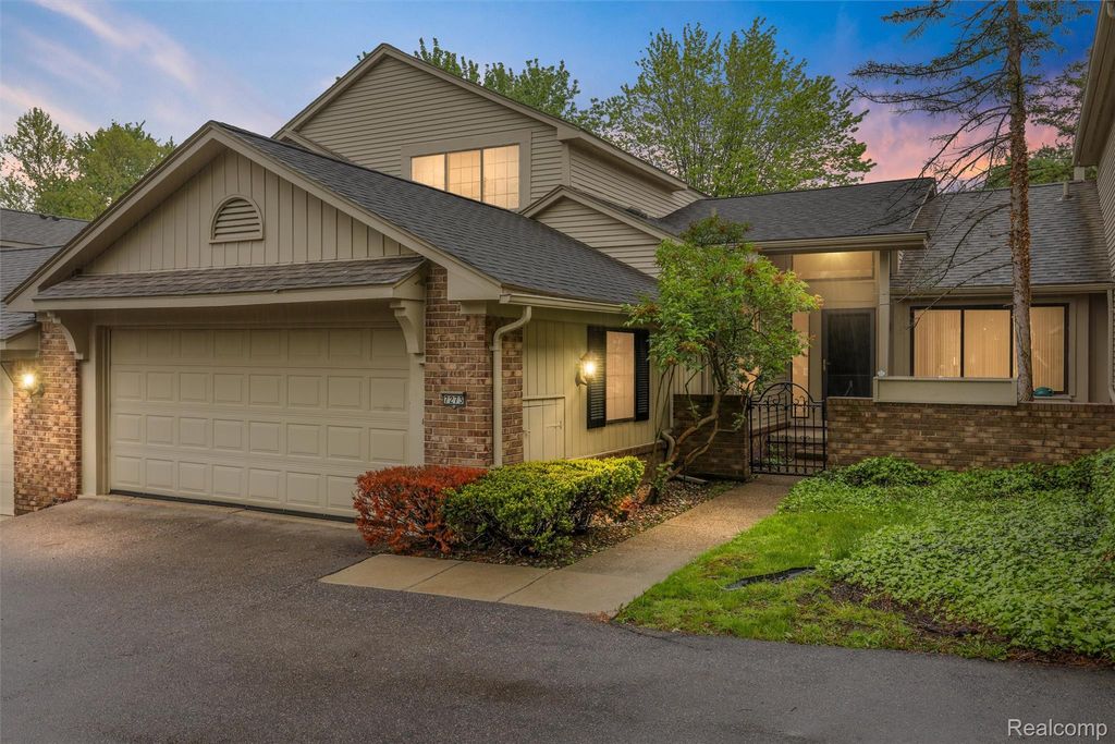 7273 Creeks Bend Court, West Bloomfield Charter Township, MI 48322