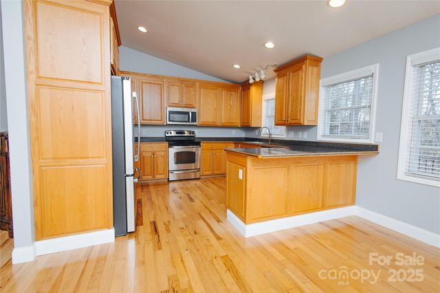 89 Bobcat Path, Marion, NC 28752