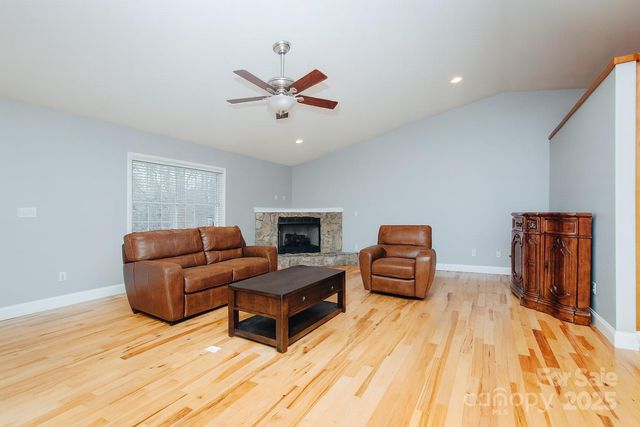 89 Bobcat Path, Marion, NC 28752