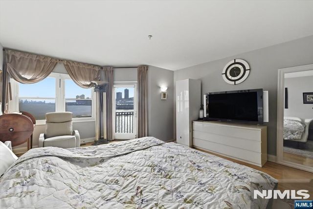 214 The Promenade 214, Edgewater, NJ 07020