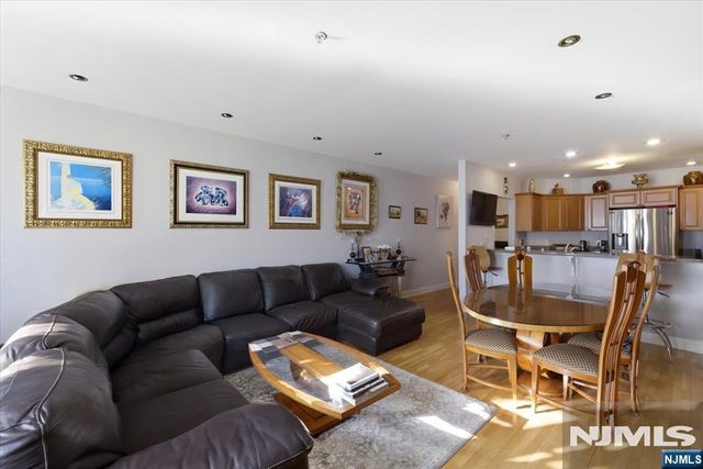 214 The Promenade 214, Edgewater, NJ 07020