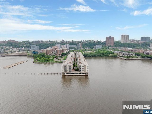 214 The Promenade 214, Edgewater, NJ 07020