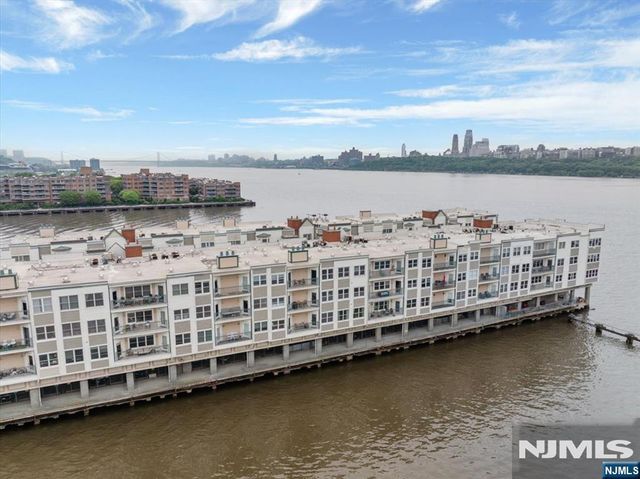 214 The Promenade 214, Edgewater, NJ 07020