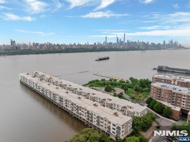 214 The Promenade 214, Edgewater, NJ 07020