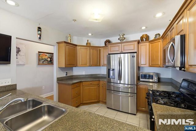 214 The Promenade 214, Edgewater, NJ 07020