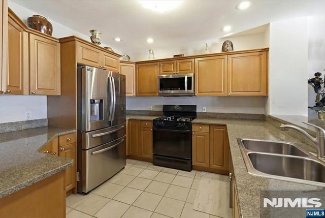 214 The Promenade 214, Edgewater, NJ 07020