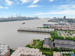 214 The Promenade 214, Edgewater, NJ 07020