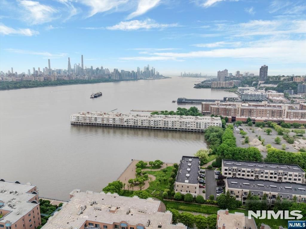 214 The Promenade 214, Edgewater, NJ 07020