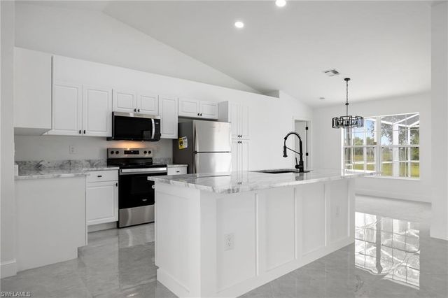 1718 NE 40th LN, Cape Coral, FL 33909