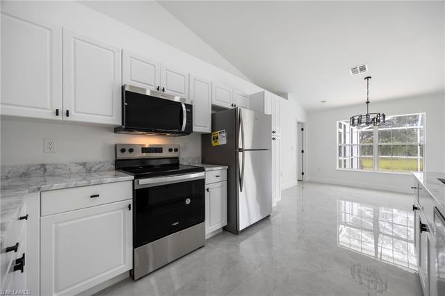 1718 NE 40th LN, Cape Coral, FL 33909