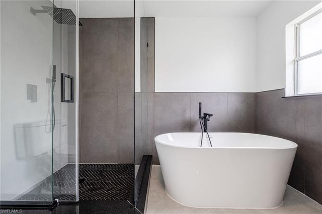 1718 NE 40th LN, Cape Coral, FL 33909