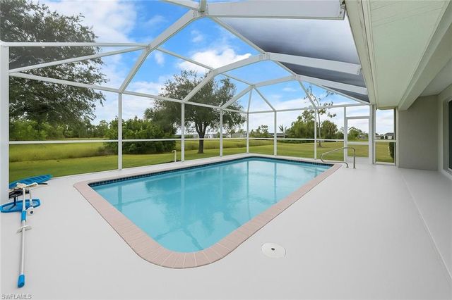 1718 NE 40th LN, Cape Coral, FL 33909