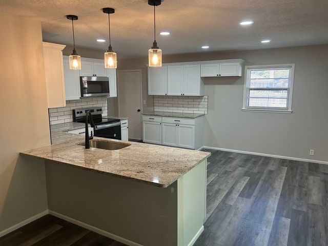 1300 S Fieldcrest St, Wichita, KS 67209