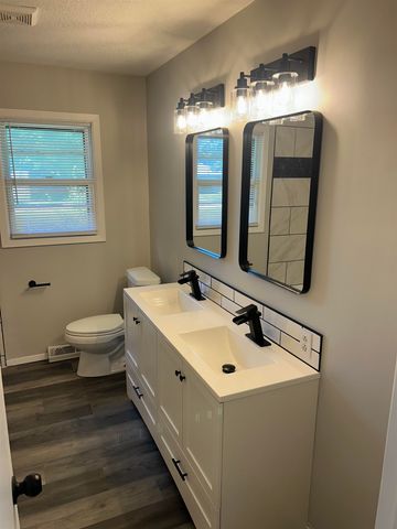 1300 S Fieldcrest St, Wichita, KS 67209