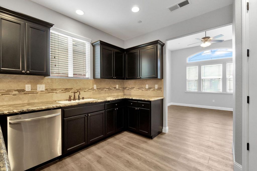 Image 10 of property listing at 798 S Michelle, Kerman, CA 93630