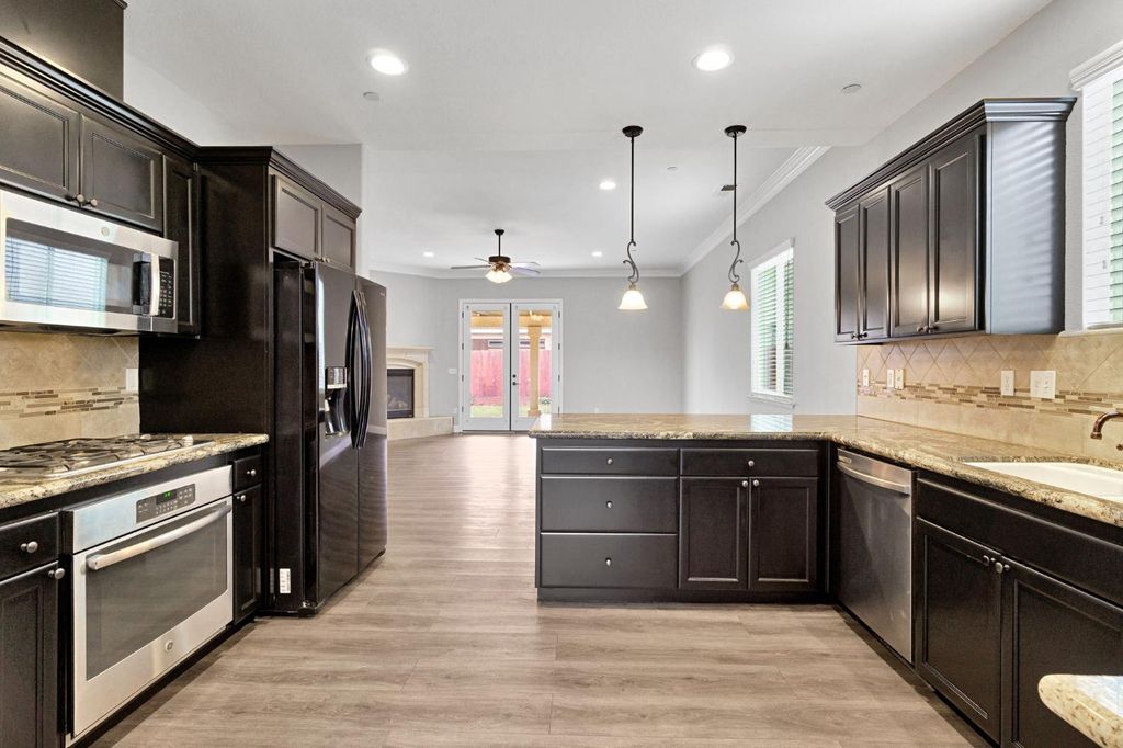 Image 11 of property listing at 798 S Michelle, Kerman, CA 93630