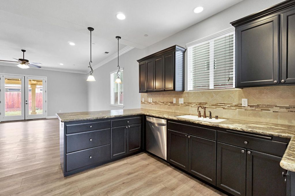 Image 12 of property listing at 798 S Michelle, Kerman, CA 93630