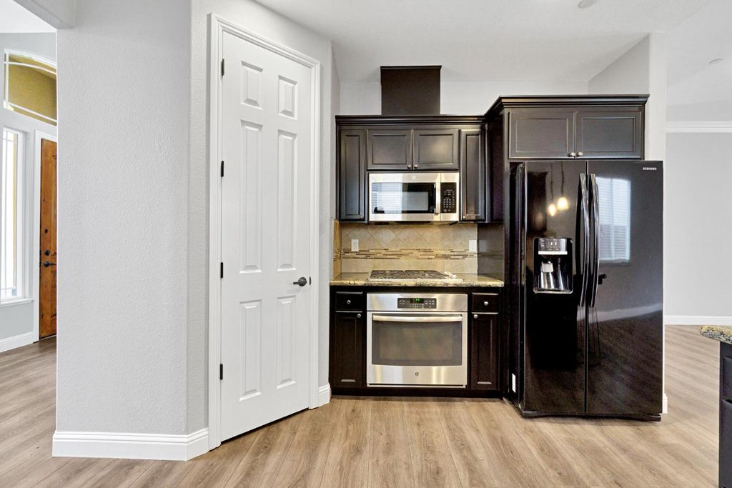 Image 14 of property listing at 798 S Michelle, Kerman, CA 93630