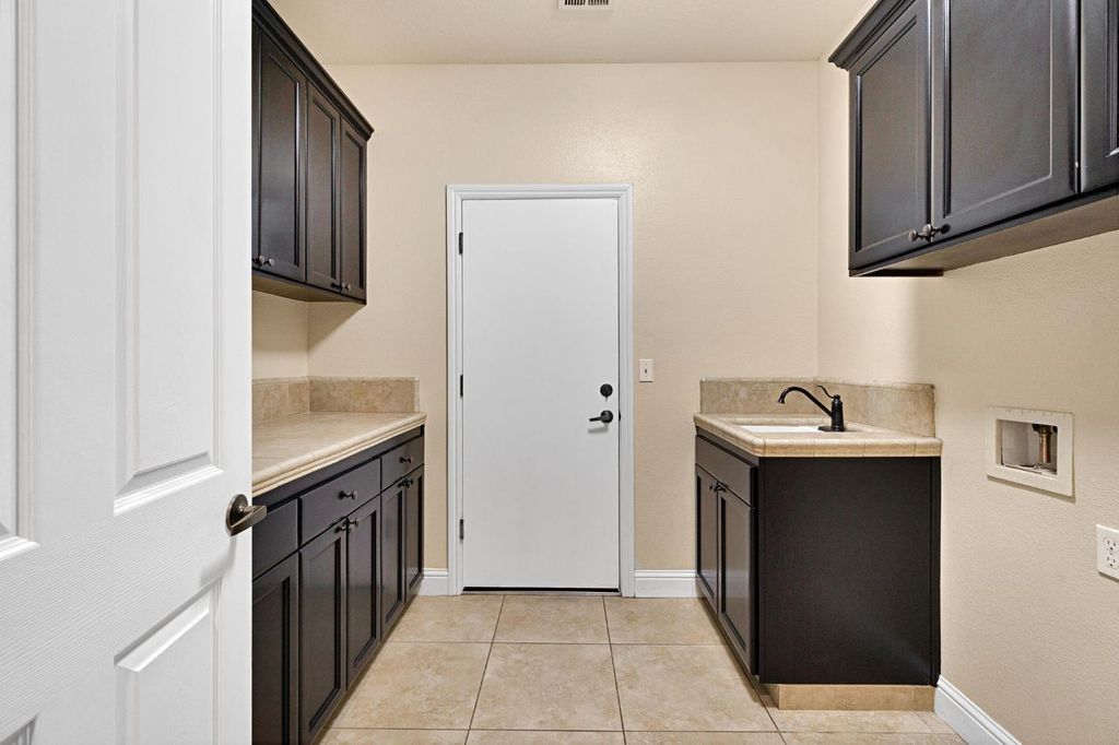 Image 18 of property listing at 798 S Michelle, Kerman, CA 93630