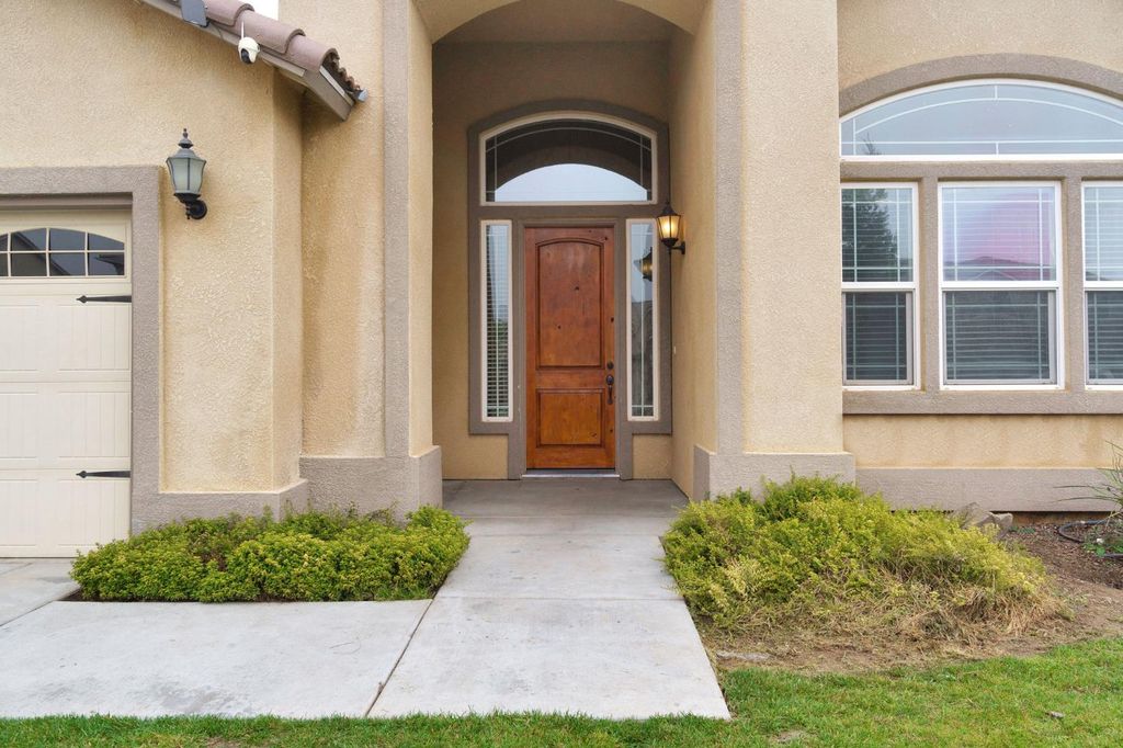 Image 2 of property listing at 798 S Michelle, Kerman, CA 93630