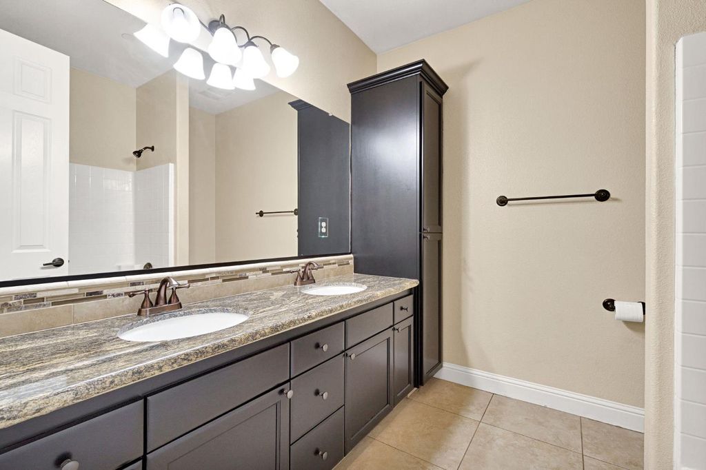 Image 21 of property listing at 798 S Michelle, Kerman, CA 93630