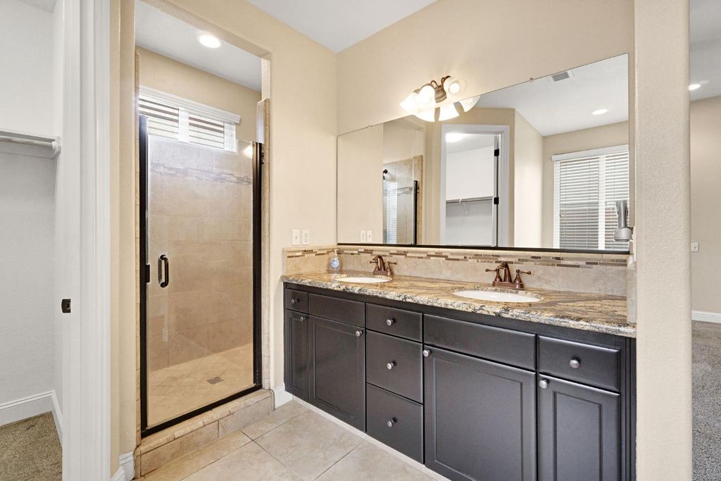 Image 27 of property listing at 798 S Michelle, Kerman, CA 93630