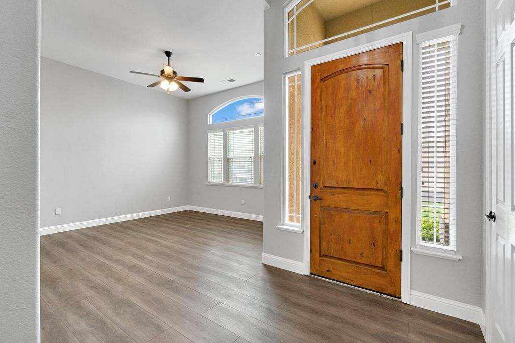 Image 3 of property listing at 798 S Michelle, Kerman, CA 93630