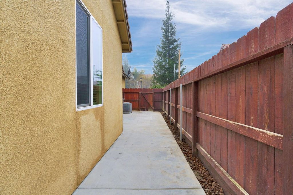 Image 33 of property listing at 798 S Michelle, Kerman, CA 93630