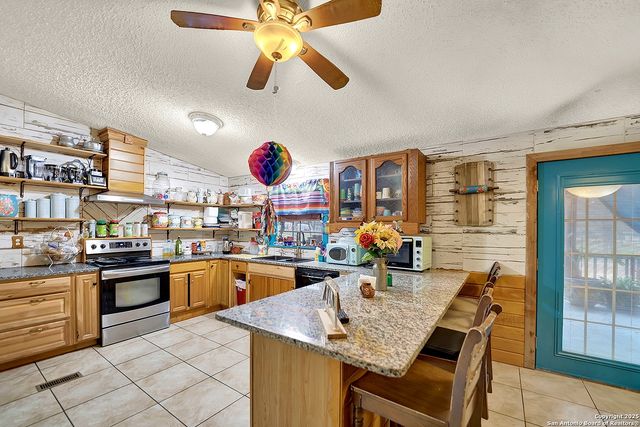 220 Lost Trail, La Vernia, TX 78121