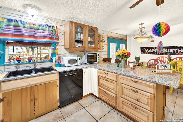 220 Lost Trail, La Vernia, TX 78121