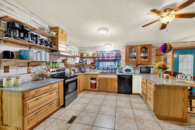 220 Lost Trail, La Vernia, TX 78121