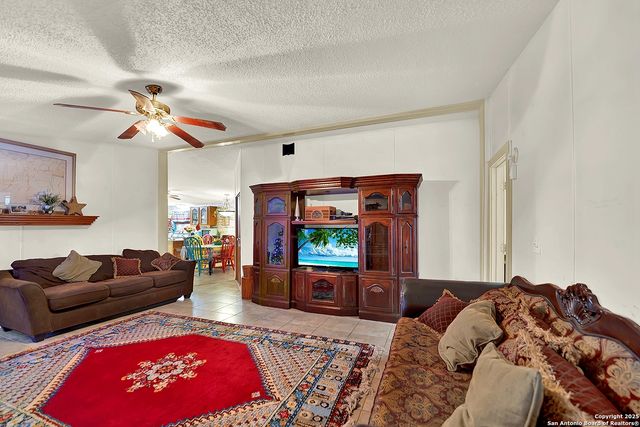 220 Lost Trail, La Vernia, TX 78121