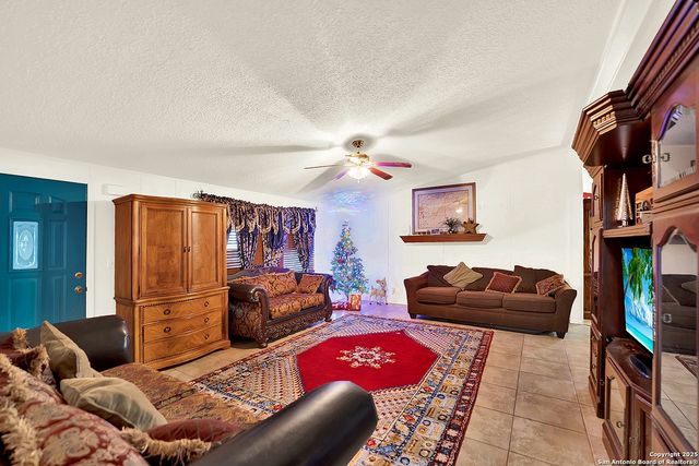 220 Lost Trail, La Vernia, TX 78121