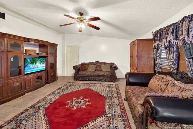 220 Lost Trail, La Vernia, TX 78121