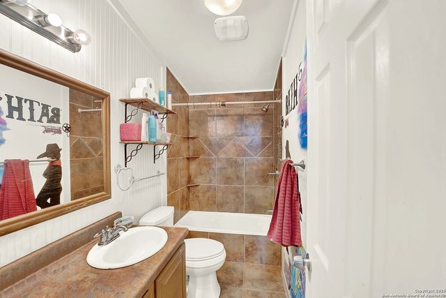 220 Lost Trail, La Vernia, TX 78121