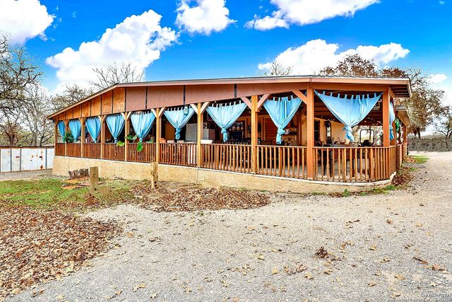 220 Lost Trail, La Vernia, TX 78121