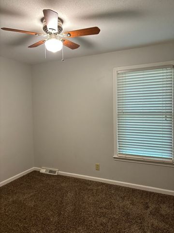 171 W Regent Dr, Clarksville, TN 37043