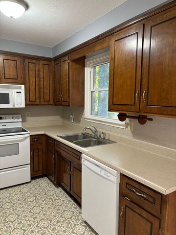 171 W Regent Dr, Clarksville, TN 37043