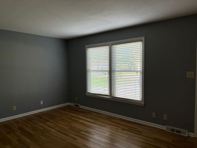 171 W Regent Dr, Clarksville, TN 37043