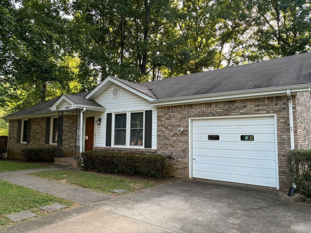 171 W Regent Dr, Clarksville, TN 37043