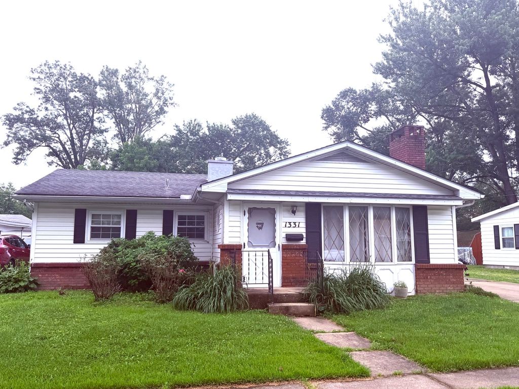 Image 1 of property listing at 1331 S Pine Street, Centralia, IL 62801